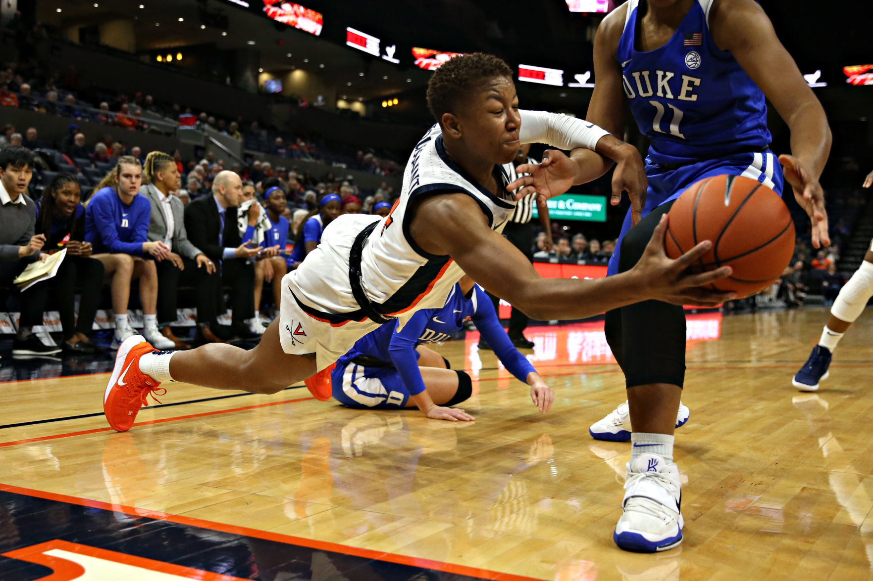 20200109_cdp_sports_uvawomhoops02.JPG